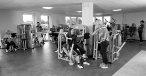 bild-trainingsflaeche-trainieren-fitness-geraete